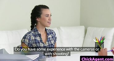 phim sex jufe 591 Một kẻ lừa đảo ukraine quyến rũ một người bạn sex trên xe và liếm tinh trùng.