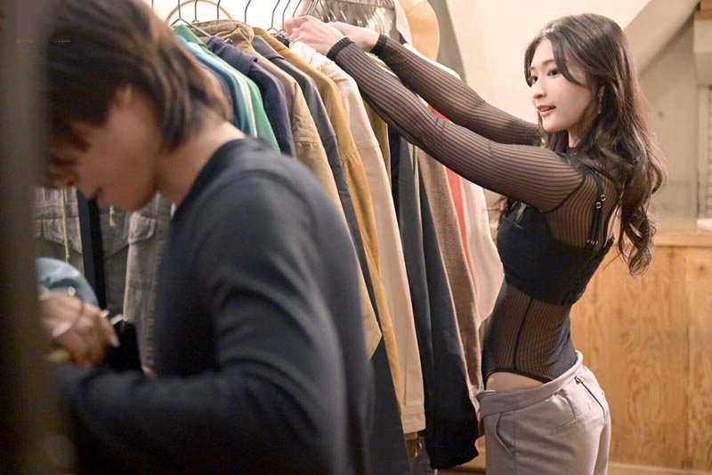 sex cosllay Cô nhân viên bán quần áo dụ khách làm tình tại cửa hàng